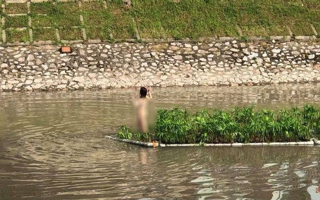 Cô gái mặc nội y hồn nhiên bơi sông Tô Lịch, leo lên bè gỗ trồng hoa tạo dáng chụp ảnh khiến nhiều người kinh ngạc Ảnh 2