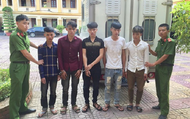 Mâu thuẫn từ trước, 6 đối tượng cầm hung khí đuổi đánh đối thủ ngay trong đám cưới Ảnh 2