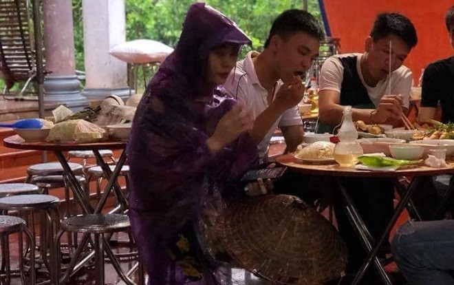 Không váy cưới, cô dâu diện combo áo mưa, nón lá và dép tổ ong về nhà chồng Ảnh 2