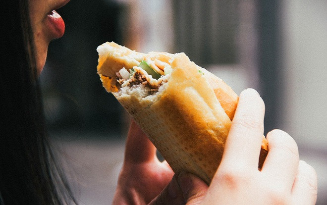 Xe bánh mì nổi danh khắp Sài Gòn gần 1 thế kỷ với món pate nướng 'thần thánh' Ảnh 2