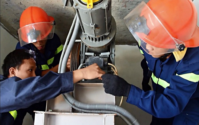 Cứu cô gái hoảng loạn vì bị mắc kẹt trong thang máy giữa tầng 5 Ảnh 2