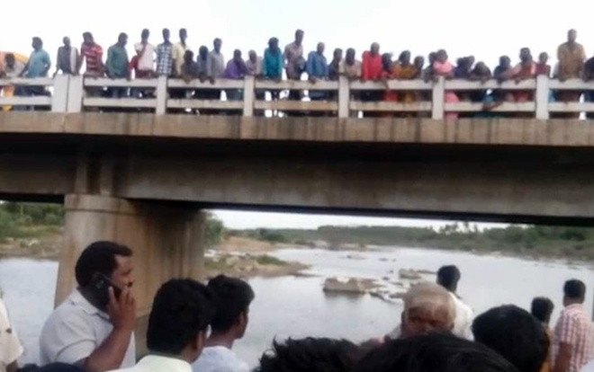 Cãi nhau với vợ, người đàn ông nhẫn tâm ném 3 con nhỏ xuống sông Ảnh 2