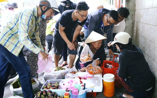 Cận cảnh người Sài Gòn chờ hàng giờ đồng hồ, tranh mua 'mâm cua dì Ba' chỉ bán 10 phút là hết sạch Ảnh 2