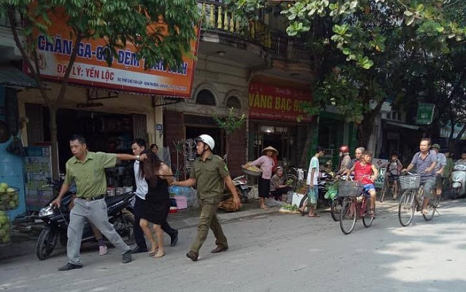 Người phụ nữ nghi 'ngáo đá' ra giữa đường chặn xe gây rối Ảnh 2