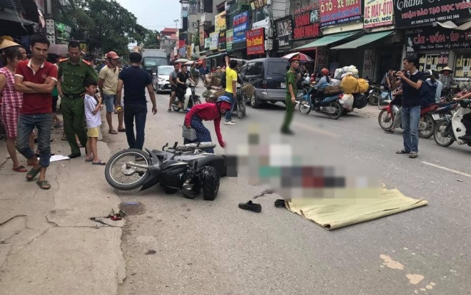 Bị container cuốn vào gầm, người đàn ông mặc áo Grab tử vong thương tâm Ảnh 2