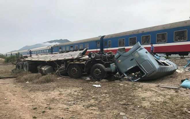 Va chạm kinh hoàng giữa tàu hỏa và xe tải, đường sắt tê liệt hàng giờ Ảnh 2