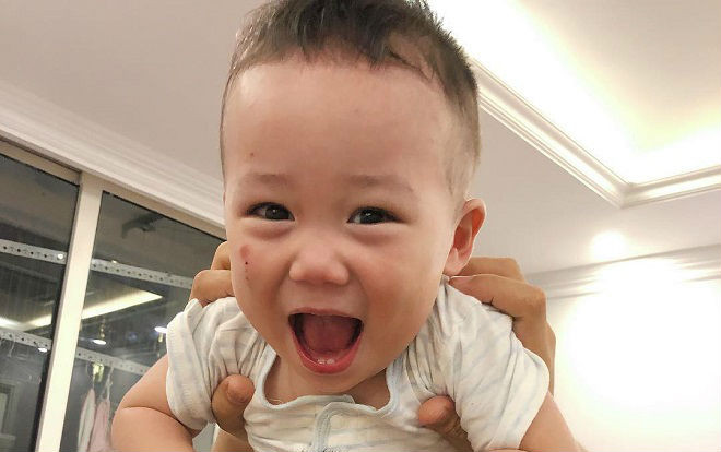 Clip con trai Bella bước đi thoăn thoắt, thoải mái vui chơi, nghịch bóng cùng gia đình hot mom Hằng túi Ảnh 2