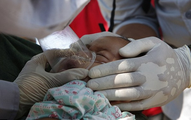 Bé 10 tháng tuổi sống sót thần kỳ sau 2 ngày bị chôn vùi vì động đất ở Indonesia Ảnh 2