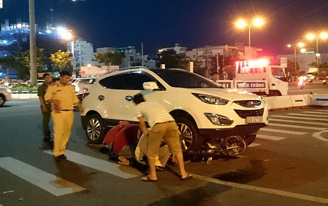 Xe máy biến dạng dưới gầm ô tô, 2 cô gái trẻ thoát chết trong gang tấc Ảnh 2