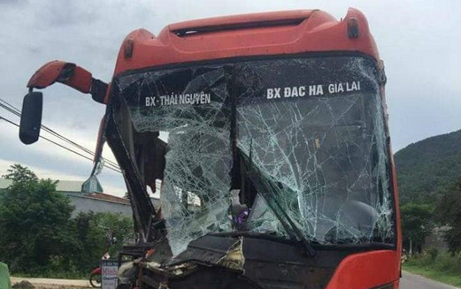 Đầu xe khách biến dạng sau tai nạn liên hoàn, hàng chục hành khách hoảng loạn Ảnh 2