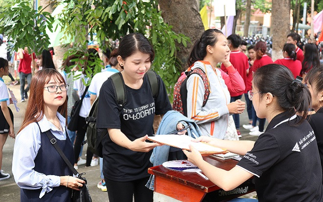 Hậu công bố điểm chuẩn, các trường Đại học ở Sài Gòn nô nức đón tân sinh viên làm thủ tục nhập học Ảnh 2