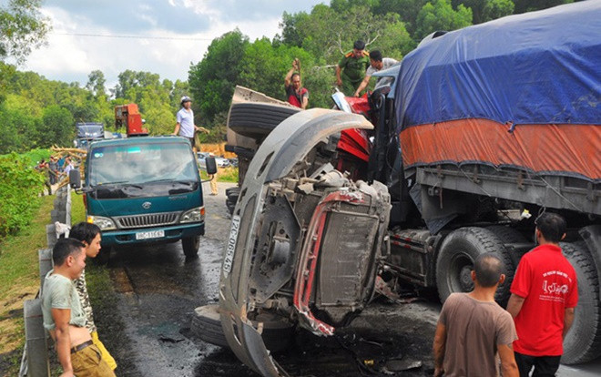 Hiện trường đầy ám ảnh vụ tai nạn 2 container đấu đầu, tài xế tử vong sau tiếng nổ lớn Ảnh 2