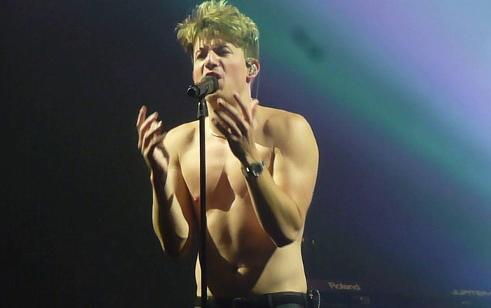 Báo động: Charlie Puth khoe thân hình xồ xề, bụng ngấn mỡ trong đêm concert mới nhất Ảnh 2