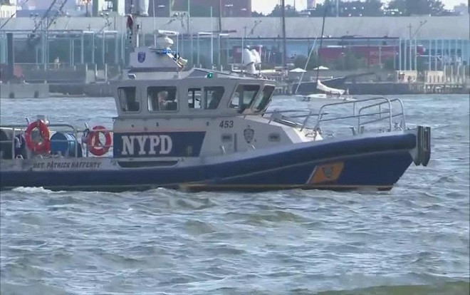 Cha ném thi thể đứa con 7 tháng xuống sông rồi bỏ trốn Ảnh 2