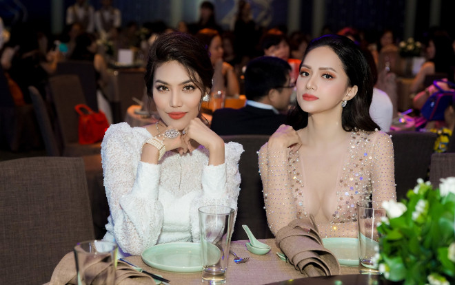 Hương Giang mặc váy xuyên thấu mỏng như sương đọ sắc bên Lan Khuê kín đáo đài các Ảnh 2