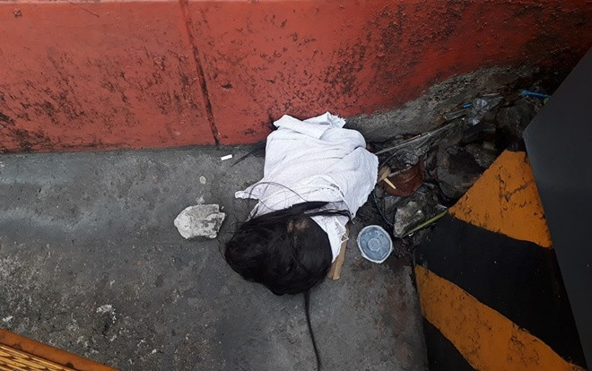 Philippines: Cả khu phố náo loạn vì 'vật lạ' giống đầu người vứt trong khe tường Ảnh 2