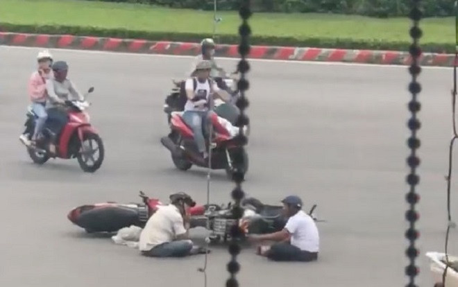 Sau va chạm giao thông không có hành động ‘quyết chiến’ nào, chỉ còn hai tài xế lẳng lặng ngồi đối diện nhau ‘tâm sự’ Ảnh 2