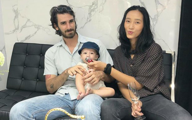 Sau thời gian dài vắng bóng, Trang Khiếu tái xuất khoe con trai nhỏ và người yêu ngoại quốc Ảnh 2