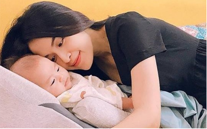 Hơn 4 tháng úp mở, cuối cùng Tú Vi cũng thoải mái công khai ảnh cận mặt con gái đầu lòng Ảnh 2