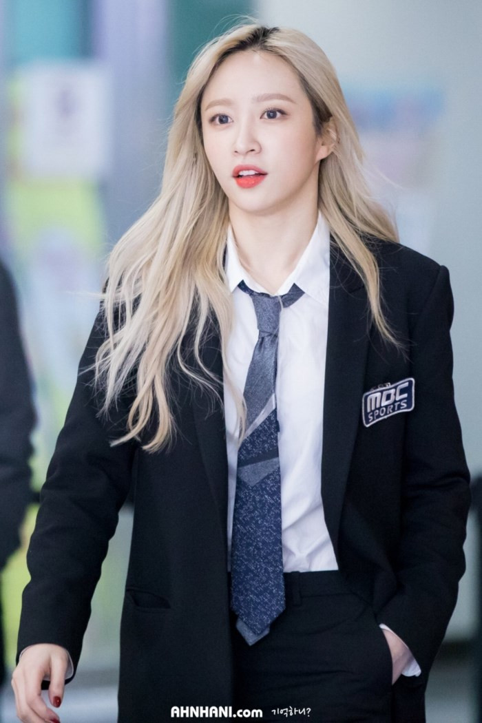 Không cần màu mè làm gì, Idol Hàn chỉ mặc nguyên cây đen thôi cũng đủ 'bùng nổ' Ảnh 18