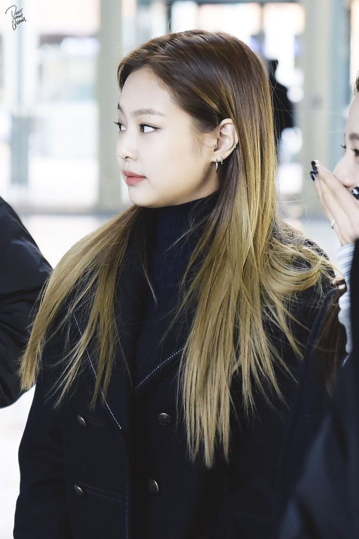 Không cần màu mè làm gì, Idol Hàn chỉ mặc nguyên cây đen thôi cũng đủ 'bùng nổ' Ảnh 9