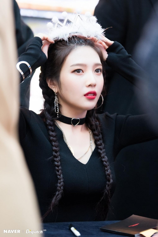 Không cần màu mè làm gì, Idol Hàn chỉ mặc nguyên cây đen thôi cũng đủ 'bùng nổ' Ảnh 4