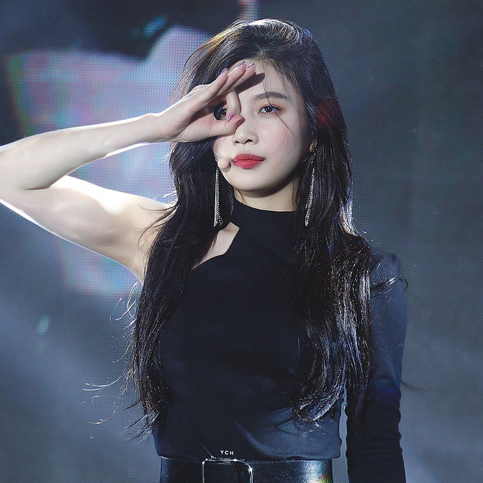 Không cần màu mè làm gì, Idol Hàn chỉ mặc nguyên cây đen thôi cũng đủ 'bùng nổ' Ảnh 5