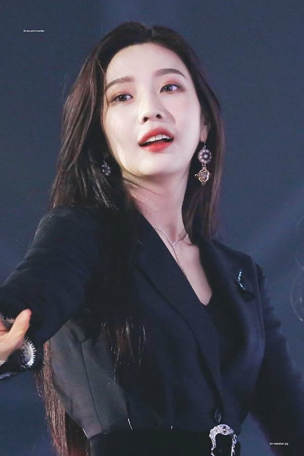 Không cần màu mè làm gì, Idol Hàn chỉ mặc nguyên cây đen thôi cũng đủ 'bùng nổ' Ảnh 3