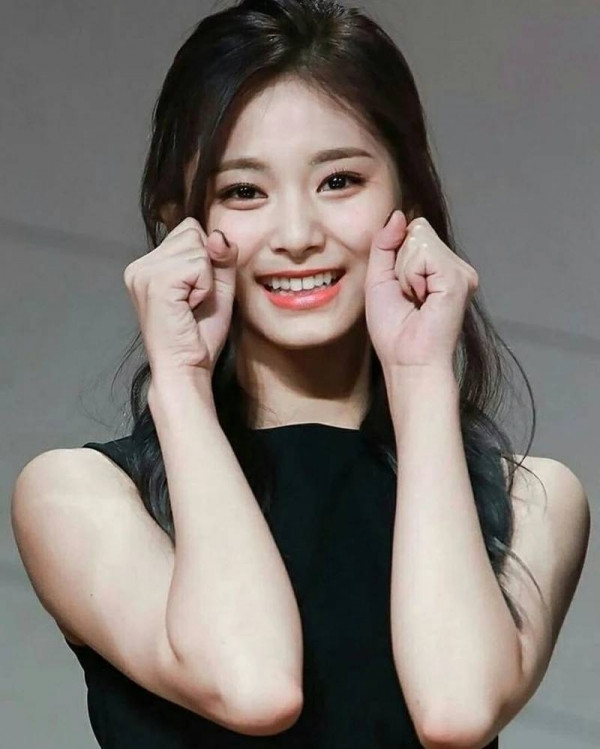 Không cần màu mè làm gì, Idol Hàn chỉ mặc nguyên cây đen thôi cũng đủ 'bùng nổ' Ảnh 6