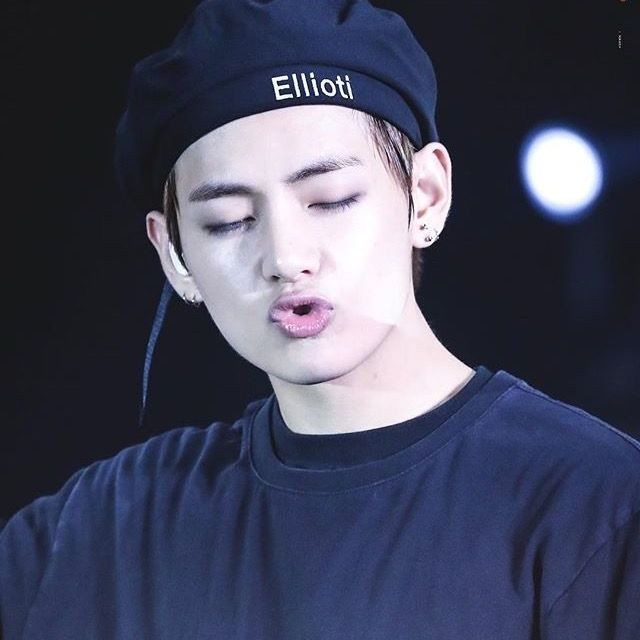 Không cần màu mè làm gì, Idol Hàn chỉ mặc nguyên cây đen thôi cũng đủ 'bùng nổ' Ảnh 19