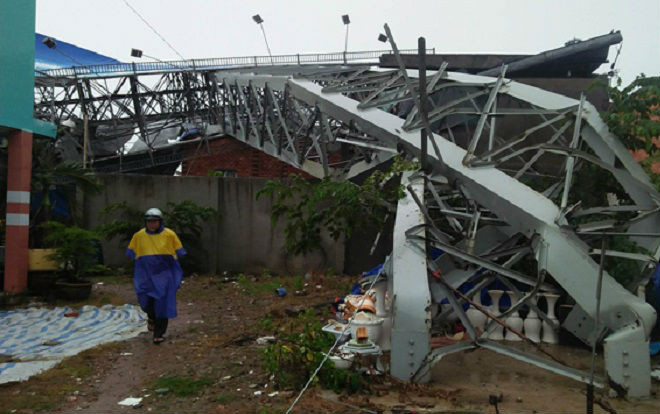 Giông lốc làm biển quảng cáo đổ sập, người phụ nữ ngồi trong nhà tử vong Ảnh 2