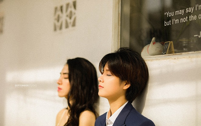 Bộ ảnh của cặp đôi đồng tính nữ 'đẹp như hoa', cách nhau tận 8 tuổi chính là tâm điểm chú ý của MXH hôm nay! Ảnh 2