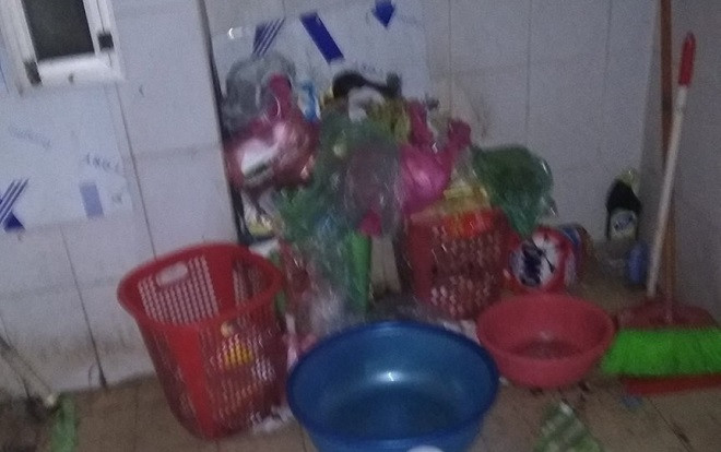 Vừa nhận phòng kí túc xá, nữ sinh ám ảnh đến mức không dám ngủ vì đống rác 'ngàn năm không đổ' Ảnh 2