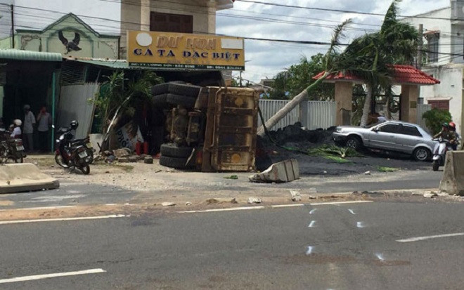 Xe ben chở titan lao vào nhà dân, lật đè bé gái 10 tuổi trước khi húc bay dải phân cách Ảnh 2