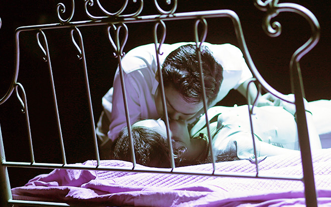 'Đỏ mặt' xem học sinh THPT Amsterdam 'khóa môi' cực ngọt ngay trên sân khấu biểu diễn kịch Ảnh 2