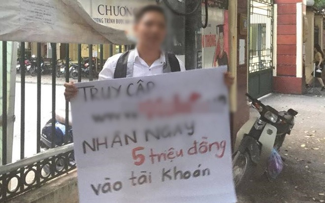 Đứng trước trường Đại học cầm bảng quảng cáo 'vào website nhận 5 triệu', thanh niên bị cô gái hất nguyên chậu nước vào mặt Ảnh 2