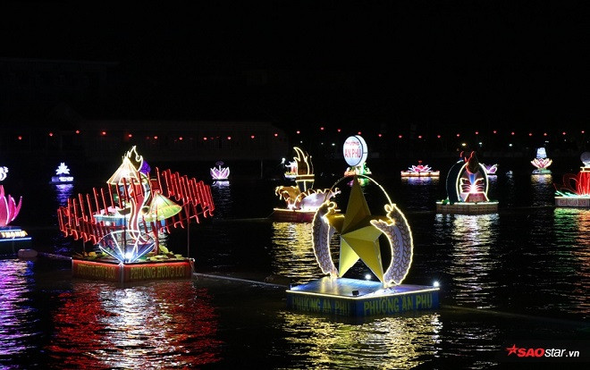 Hàng ngàn người thích thú chiêm ngưỡng vẻ đẹp đêm hội hoa đăng Cần Thơ Ảnh 2
