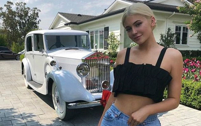 Sướng như Kylie Jenner: Ngoài mớ đồ hiệu đắt tiền, hot girl này còn được tặng cả siêu xe tỷ đồng nhân ngày sinh nhật Ảnh 2