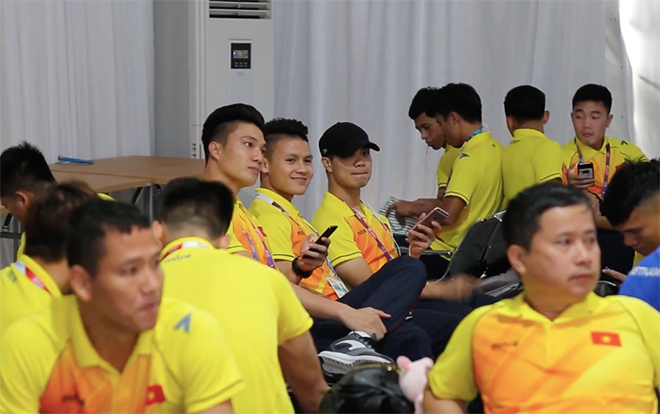 Nhiều cầu thủ U23 Việt Nam đang dùng iPhone X, riêng Công Phượng vẫn trung thành với chiếc iPhone 6 khiến nhiều người bất ngờ Ảnh 2