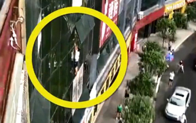 Thót tim cảnh bé trai treo lơ lửng ngoài cửa sổ tầng 8 không rõ lý do Ảnh 2