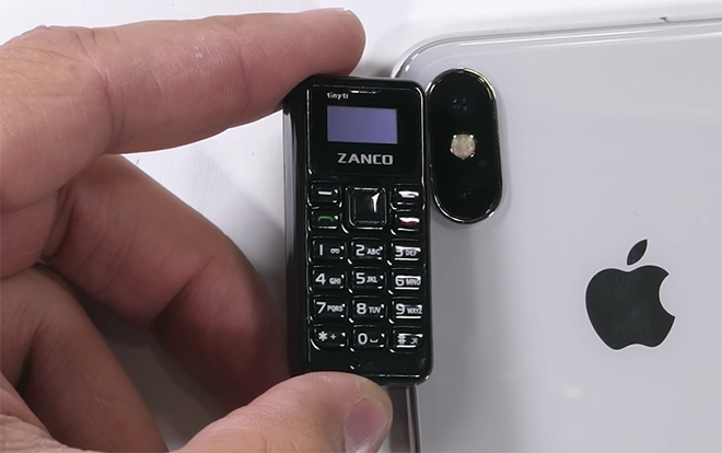Cận cảnh màn 'tra tấn' đầy thú vị chiếc điện thoại nhỏ nhất thế giới và kết cục không bất ngờ Ảnh 2
