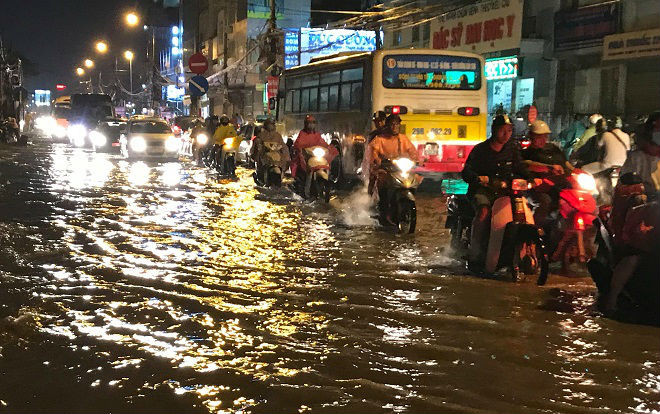 Nhiều tuyến đường tại Hà Nội 'chìm trong biển nước' do mưa lớn kéo dài Ảnh 2