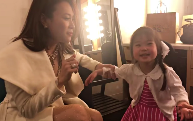 Clip: Mỹ Tâm ‘nằng nặc’ đòi ngất vì ‘chạm mặt’ fan nhí thuộc toàn bộ tên ca khúc - nhạc sĩ từ album vol.9 Ảnh 2