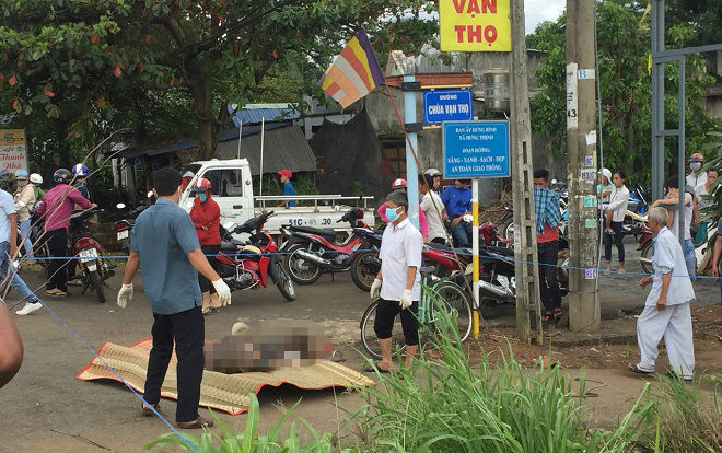 Tá hỏa phát hiện thi thể người đàn ông đang phân hủy bốc mùi hôi thối tại mương nước Ảnh 2