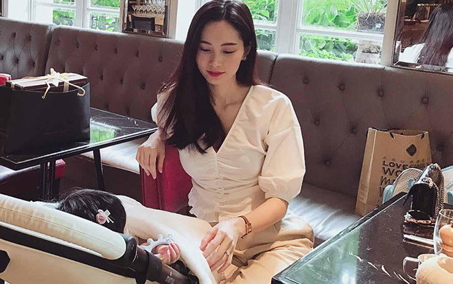 Hoa hậu Đặng Thu Thảo ngọt ngào bên con gái khiến fan 'tan chảy' Ảnh 2