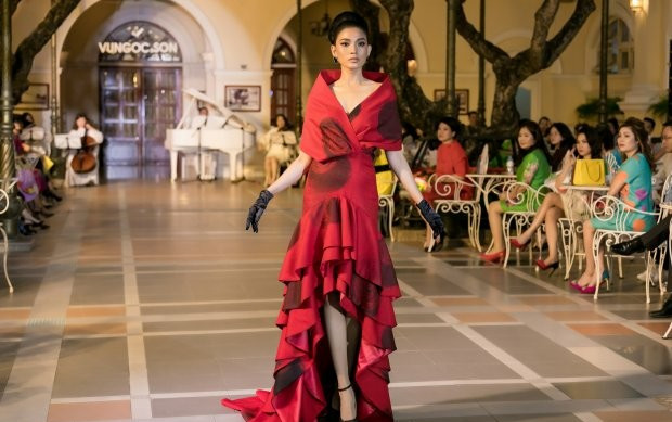 Trương Thị May tái xuất, hóa công nương kiêu kỳ trong show thời trang Ảnh 2