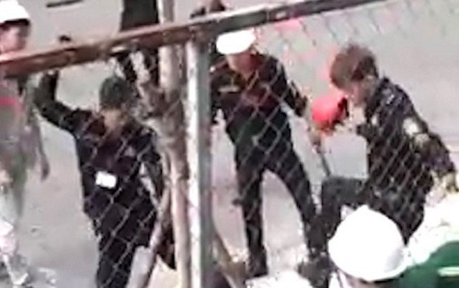 Hé lộ nguyên nhân nhóm bảo vệ đánh dã man 2 công nhân Ảnh 2