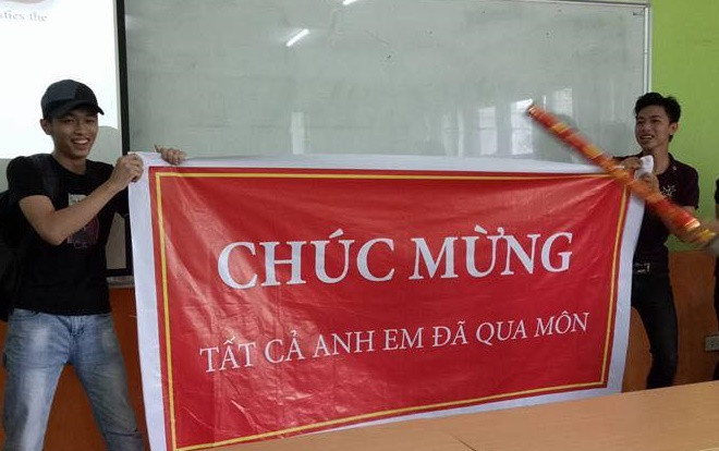 Ám ảnh nhiều trường đuổi học như cơm bữa, thi qua môn sinh viên kéo băng rôn đốt pháo giấy chúc mừng Ảnh 2