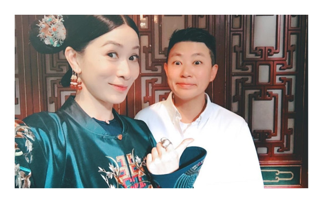 Hóa ra Nhàn Phi Xa Thị Mạn vẫn 'cưa sừng làm nghé' với 101 kiểu selfie và các thể loại mắt kiếng Ảnh 2