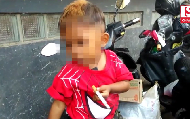 Bé trai 2 tuổi hút 2 bao thuốc một ngày gây choáng Ảnh 2